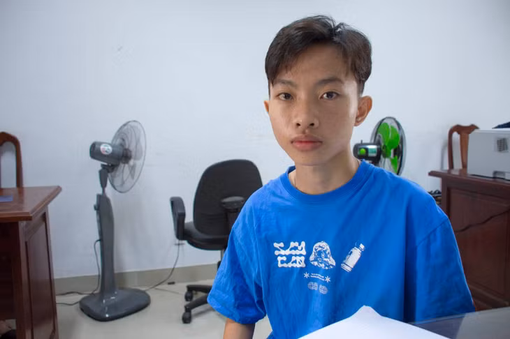 Đối tượng Trần Anh Huy và khẩu súng cùng các tang vật được thu giữ trong vụ án.