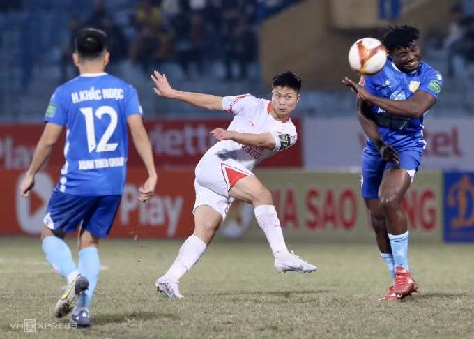 Sau trận Viettel hoà Nam Định 0-0 tối 19/2, V-League 2023 nghỉ 45 ngày để nhường chỗ cho các ĐTQG tập trung. Ảnh: Hiếu Lương