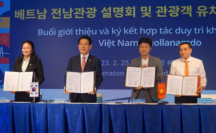 Ông Kim Yung-Rok – tỉnh Trưởng Jeollanam-do (thứ hai từ trái sang) cùng các doanh nghiệp ký kết duy trì khách du lịch Việt Nam - Jeollanam-do. Ảnh: Trung Nhân.