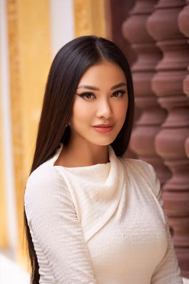 Người đẹp giải thích, cô phải dừng việc học ở Việt Nam để đi du học.