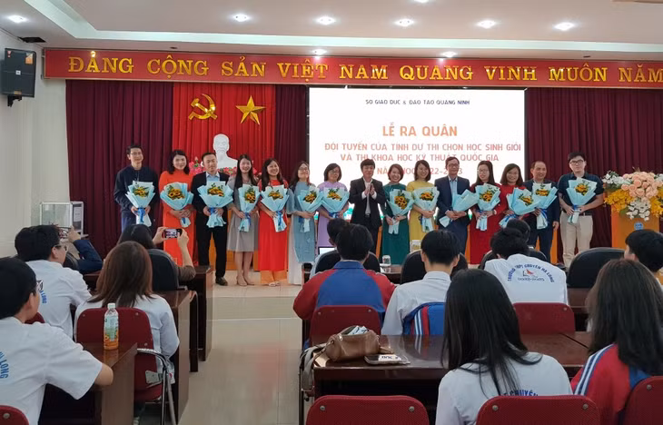 Lãnh đạo Sở GD&amp;ĐT tặng hoa cho các giáo viên lãnh đội tuyển dự thi học sinh giỏi quốc gia năm học 2022-2023.