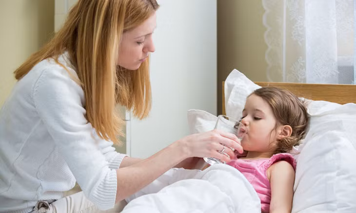 Khị trẻ bị viêm họng, nên cho bé uống nhiều nước lọc, nước ép hoa quả và dung dịch oresol.