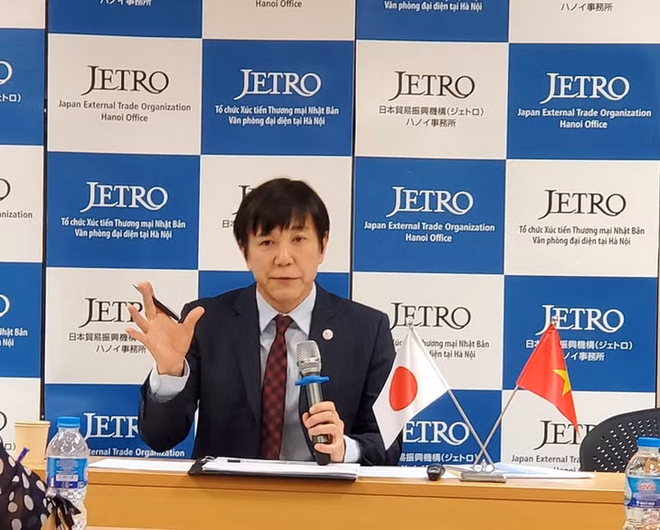 Ông Nakajima Takeo, Trưởng đại diện JETRO Hà Nội chủ trì họp báo.