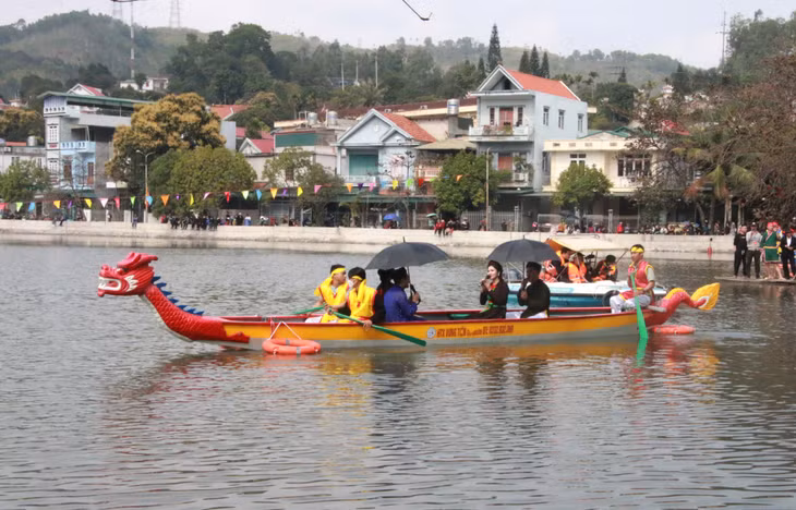 Nhân dân và du khách cùng thưởng thức những làn điệu dân ca quan họ Bắc Ninh tại hồ Baza...