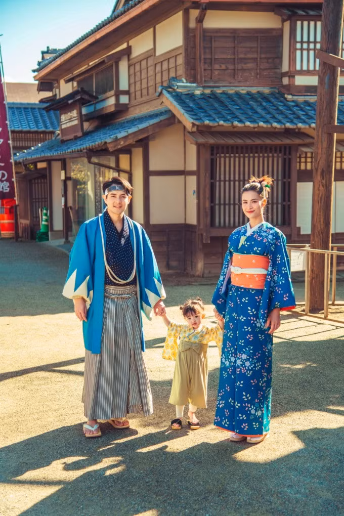Gia đình Đông Nhi diện kimono của Nhật Bản trong chuyến du lịch. Ảnh: Huynh Tri Nghia