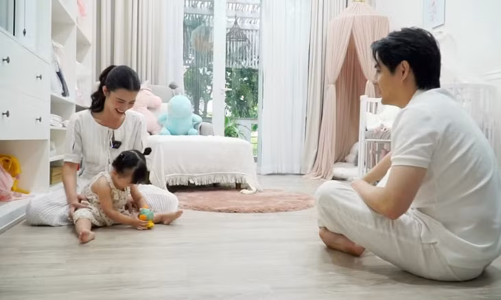 Đông Nhi, Ông Cao Thắng vui đùa bên con gái hồi tháng 7/2022. Video: Dung Quang Thịnh
