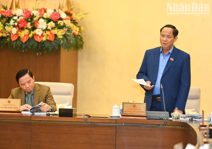 Phó Chủ tịch Quốc hội Trần Quang Phương phát biểu ý kiến tại phiên họp.