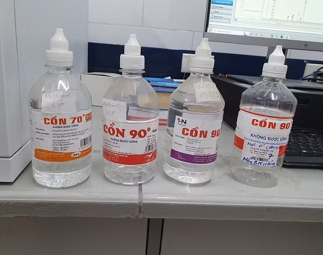 Mẫu chai cồn gây ngộ độc mà bệnh nhân đã sử dụng. Ảnh: Mai Thanh