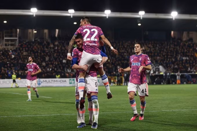 Đồng đội nâng Di Maria lên mừng bàn thắng trong trận Spezia - Juventus tối 19/2. Ảnh: Ansa