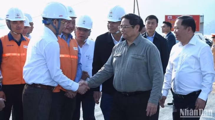 Thủ tướng Phạm Minh Chính thăm các đơn vị thi công trên công trường xây dựng Nhà máy Thủy điện Hoà Bình mở rộng.