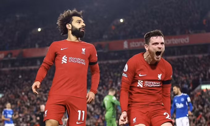 Salah (trái) và Andy Robertson mừng bàn mở tỷ số cho Liverpool trước Everton trên sân Anfield ở vòng 23 Ngoại hạng Anh tối 13/2/2023. Ảnh: Reuters