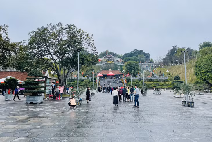 Đền Cửa Ông thu hút du khách tới tham quan.