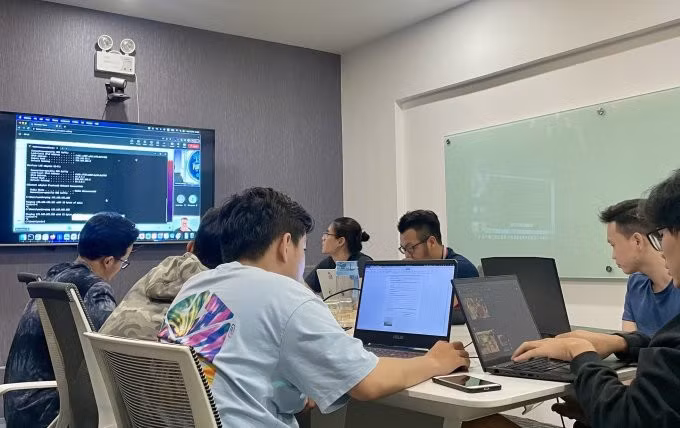 Nhóm kỹ sư ECQ thuyết trình trực tuyến phần thi. Ảnh: ECQ