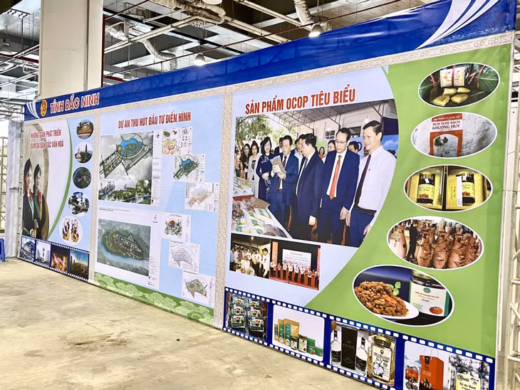 Gian hàng trưng bày sản phẩm của các địa phương vùng đồng bằng sông Hồng và các tỉnh, thành phố trong nước.