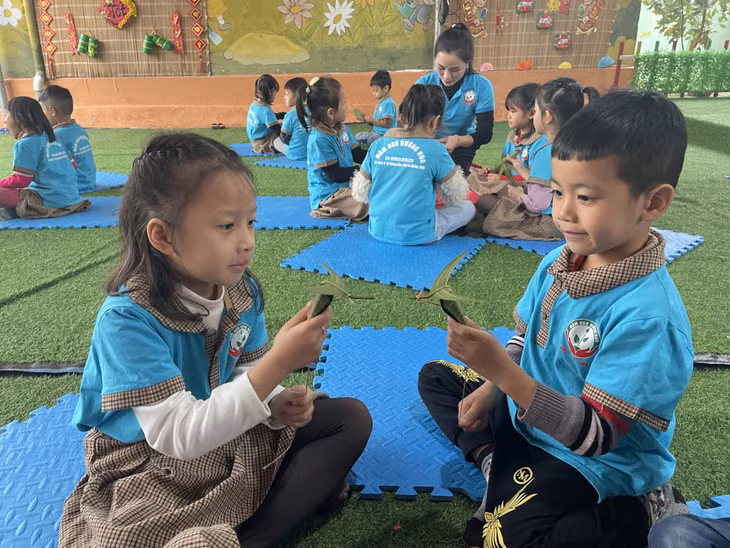 Các bé 5 tuổi Trường Mầm non Đường Hoa thích thú khi được chơi chọi trâu bằng lá mít.