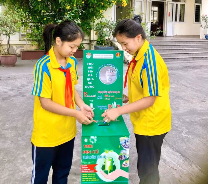 Mô hình thu gom pin cũ của CLB Sống xanh, Trường THCS Cẩm Bình (TP Cẩm Phả) nhận được sự hưởng ứng tích cực của giáo viên và học sinh. Ảnh: Vân Anh