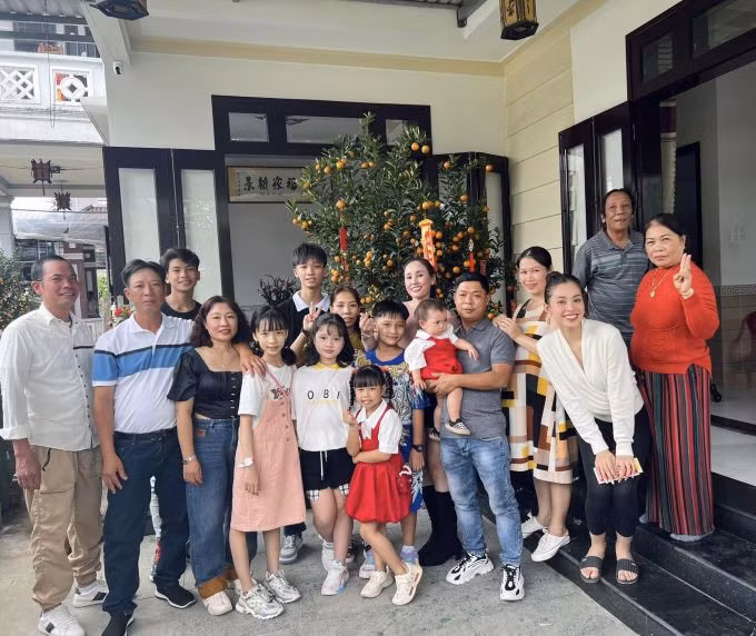 Tiểu Vy (áo trắng bên phải) bên gia đình dịp Tết Quý Mão.
