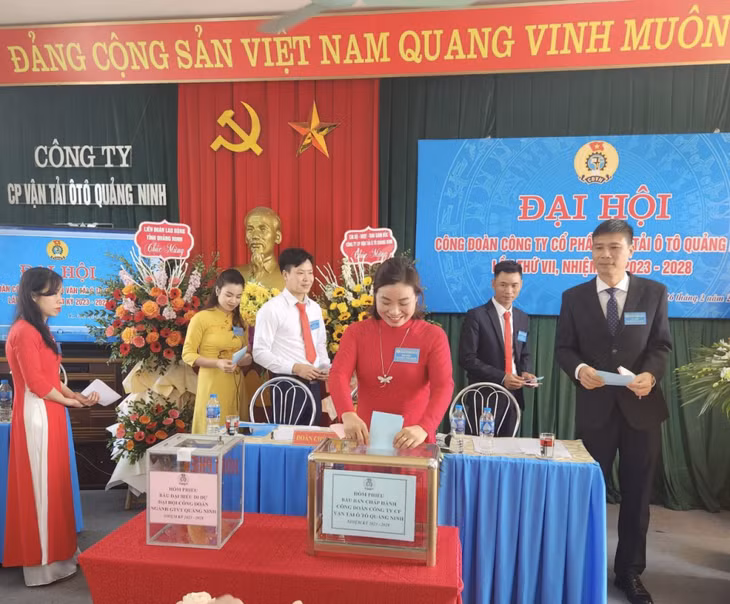 Bỏ phiếu bầu Ban chấp hành Công đoàn nhiệm kỳ mới.