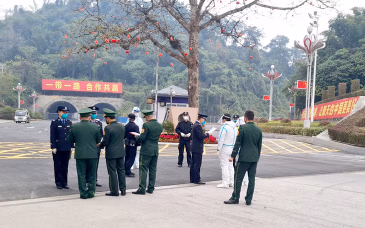 Trao trả 4 công dân Trung Quốc nhập cảnh trái phép vào Việt Nam cho cơ quan chức năng phía Trung Quốc tại cửa khẩu quốc tế Hữu Nghị.