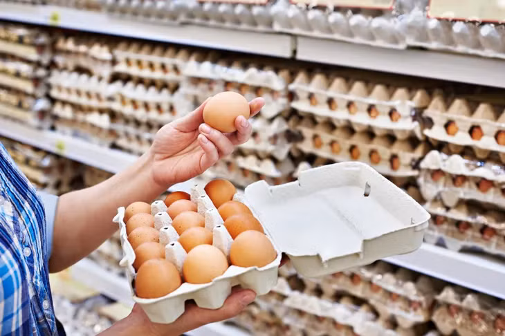 Mỗi hộp trứng đều có ngày đóng góp, thời điểm tốt nhất để sử dụng và ngày hết hạn. Khi mua trứng, mọi người nên chú ý những con số này. Ảnh: Shutterstock.