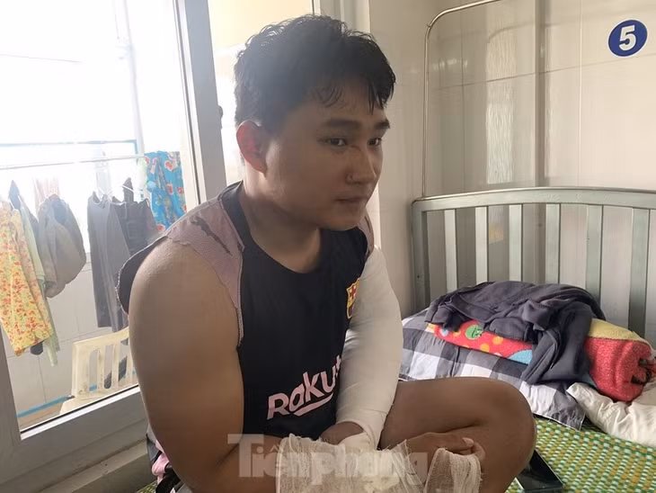 Shipper Lâm Anh Đạt bị người nhận hàng đánh gãy cả 2 tay. Ảnh: NVCC