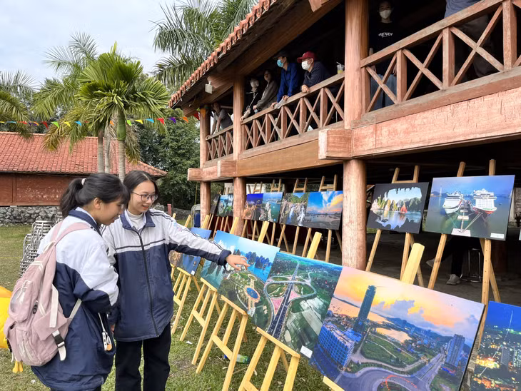 Tại Hội làng Bằng Cả còn trưng bày hàng trăm bức ảnh về thiên nhiên, văn hoá, con người, sự phát triển của TP Hạ Long.
