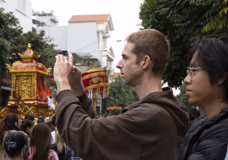 Du khách nước ngoài thích thú ghi lại những hình ảnh đẹp tại lễ hội.