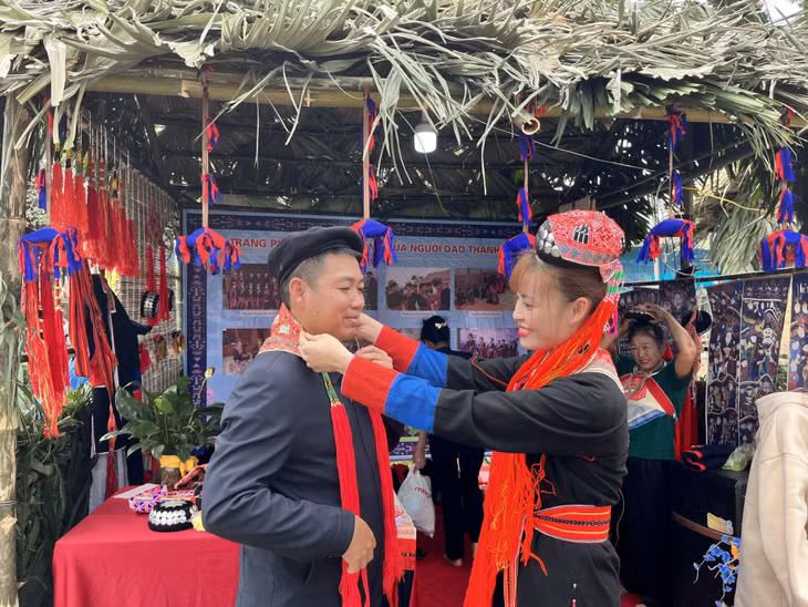 Trang phục truyền thống của người Dao Thanh Y tinh tế, đặc sắc, được nhiều du khách hiếu kỳ, thử mặc.