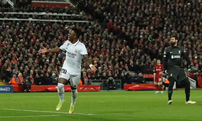Vinicius Junior mừng bàn gỡ hoà 2-2 vào lưới Liverpool trên sân Anfield, thành phố Liverpool, Anh, tại lượt đi vòng 1/8 Champions League tối 21/2/2023. Ảnh: Reuters