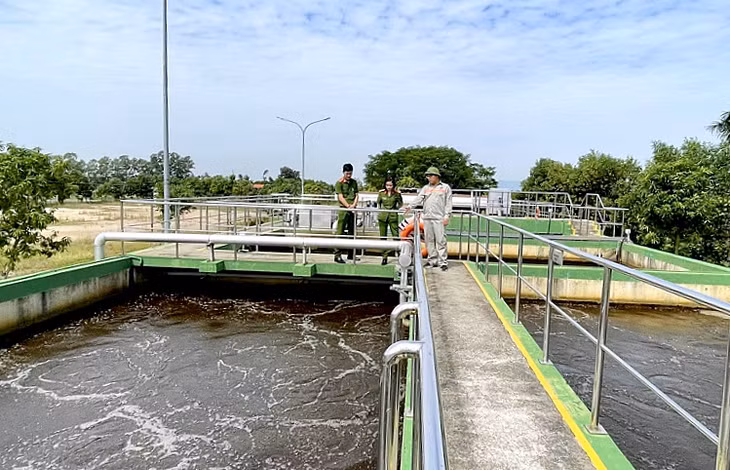 Lực lượng Cảnh sát PCTP về môi trường (Công an tỉnh) kiểm tra quy trình xử lý nước thải tại KCN Đông Mai.