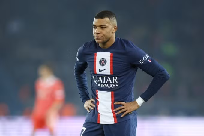 Mbappe thất vọng khi không thể giúp PSG gỡ hòa. Ảnh: AP.