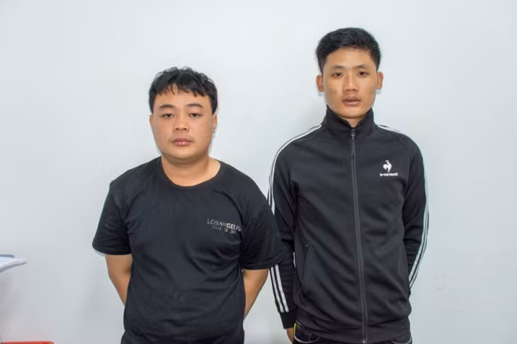 Trần Thanh Kiệt (trái) và Võ Văn Cảnh tại cơ quan Công an.
