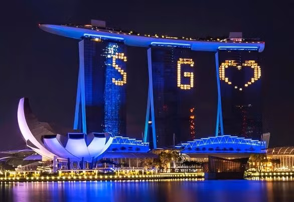 Singapore nghiên cứu và triển khai trong thực tế xe taxi tự lái, xe buýt tự lái, sử dụng máy bay không người lái và rô-bốt để giám sát các hành vi phạm tội, hệ thống nhà thông minh, cột đèn thông minh… Ảnh NHK.