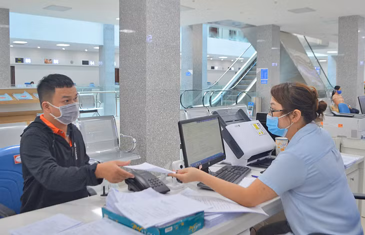 Cán bộ Trung tâm Phục vụ hành chính công tỉnh hỗ trợ giải quyết thủ tục hành chính cho doanh nghiệp.