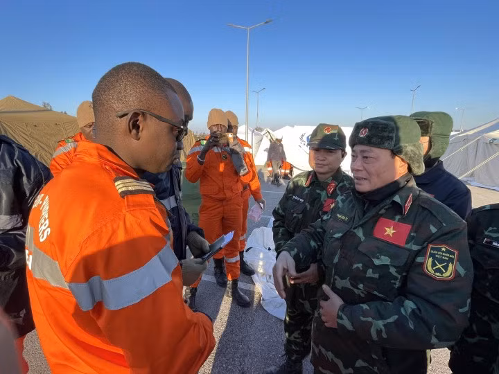 Đoàn tới thăm hỏi Đội cứu hộ của Senegal.