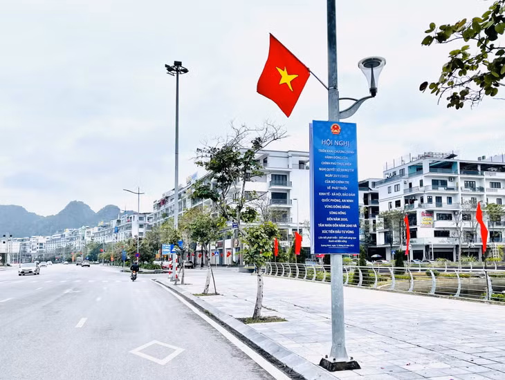 Trên các tuyến đường đều được trang trí cờ, hoa, pano, áp phích... quảng bá, tuyên truyền về hội nghị.
