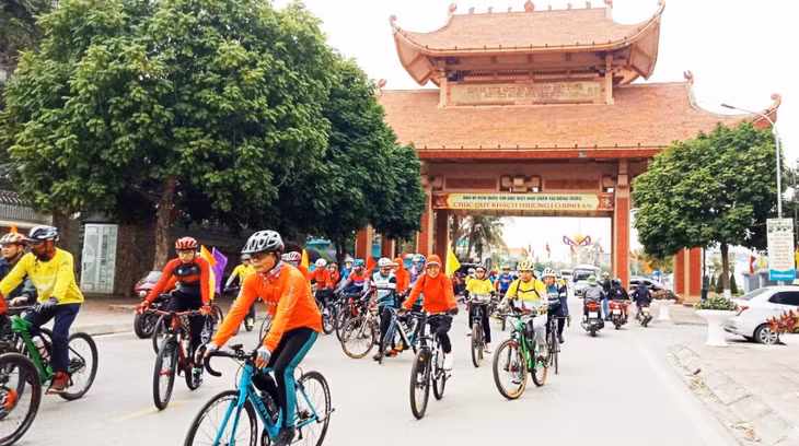 Chương trình diễu hành, đua xe đạp của 250 VĐV các CLB xe đạp toàn tỉnh tại Lễ hội xuân Ngọa Vân 2023.