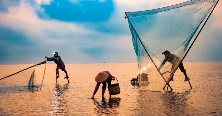 Ở khu vực nước sâu, người đẩy te còn phải đi cà kheo để kéo te, tạo nên một bức tranh vô cùng sinh động, khiến du khách không khỏi ngạc nhiên
