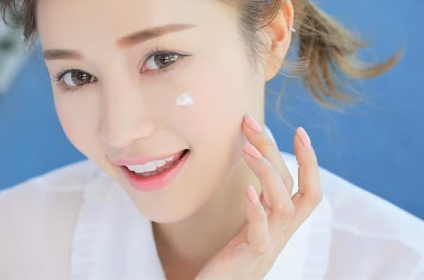 Cần thoa kem chống nắng để tăng cường tác dụng của vitamin C.