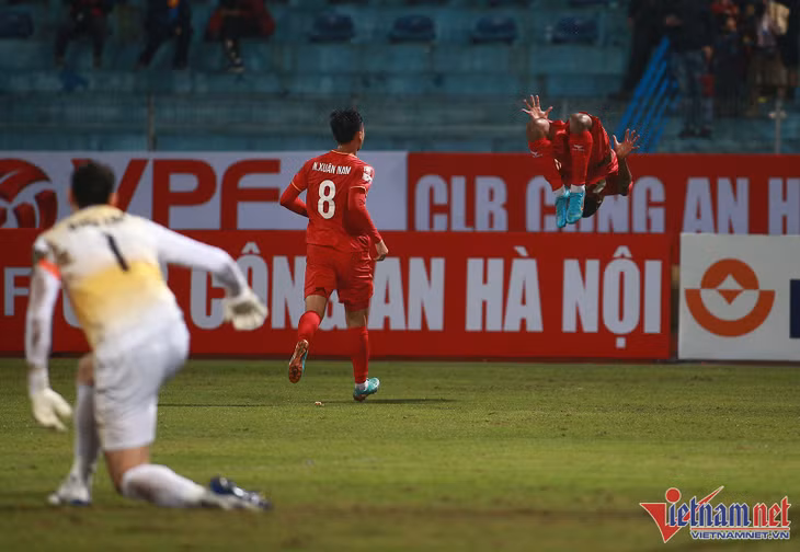 Văn Lâm sớm phải nhận bàn thua ở hiệp 1.