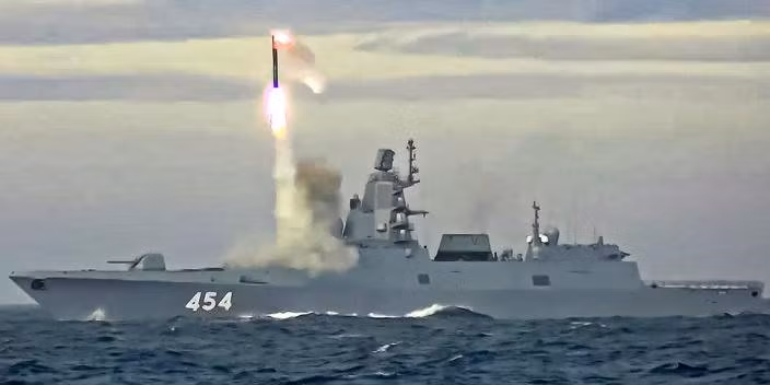 Tàu chiến của Hải quân Nga phóng tên lửa siêu thanh Zircon ở Biển Barents tháng 5.2022. Ảnh: Bộ Quốc phòng Nga
