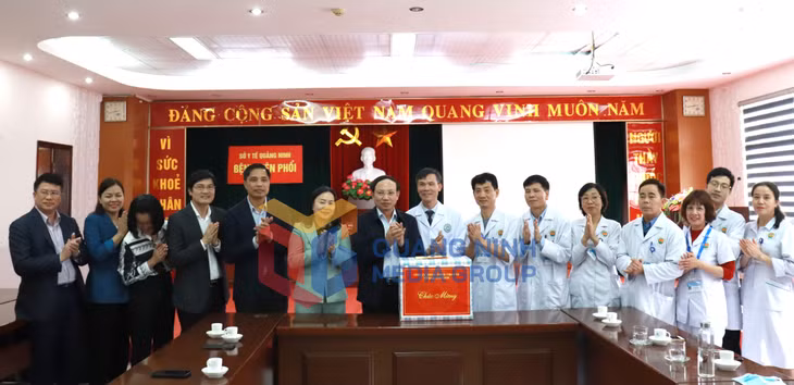 Bí thư Tỉnh ủy Nguyễn Xuân Ký tặng hoa cho các bác sĩ Bệnh viện Phổi Quảng Ninh.