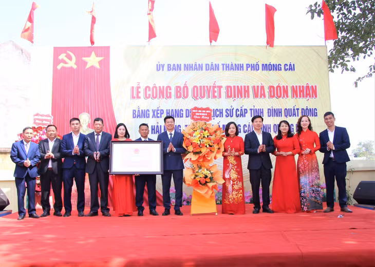 Các đồng chí lãnh đạo thành phố Móng Cái trao Bằng xếp hạng di tích lịch sử cấp tỉnh đình Quất Đông cho Đảng bộ, chính quyền và nhân dân xã Hải Đông.