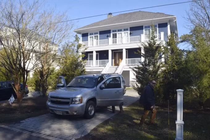 Các đặc vụ bên ngoài căn nhà của ông Joe Biden ở Rehoboth Beach, bang Delaware, Mỹ, hồi tháng 1/2021. Ảnh: AP.