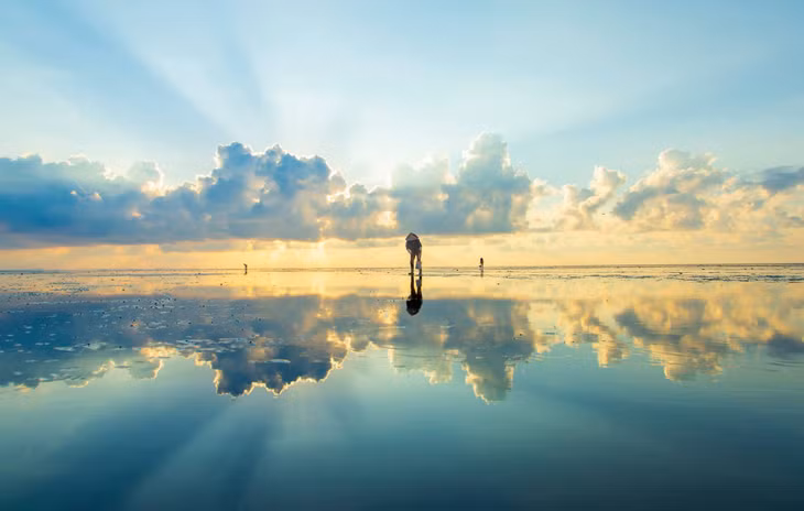 Bộ hình chủ yếu được chụp tại bãi biển Quang Lang - nơi cách nhà anh Thủy tại thị trấn Diêm Điền chỉ chừng 2km. Biển Quang Lang thuộc xã Thụy Hải, huyện Thái Thụy, tỉnh Thái Bình, nằm ngay cạnh cửa sông Diêm Hộ - một nhánh nhỏ của sông Hồng, cách Hà Nội khoảng 140km. Đây là vùng biển hoang sơ, vốn là nơi săn bắt hải sản của người dân địa phương. Vài năm trở lại đây, bờ biển Quang Lang thu hút giới nhiếp ảnh gia và du khách bởi cảnh đẹp kỳ ảo, lôi cuốn trong sớm bình minh. Nơi đây được mệnh danh là "bãi biển vô cực”