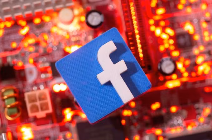 Facebook sắp thu phí tích xanh. Ảnh: Reuters
