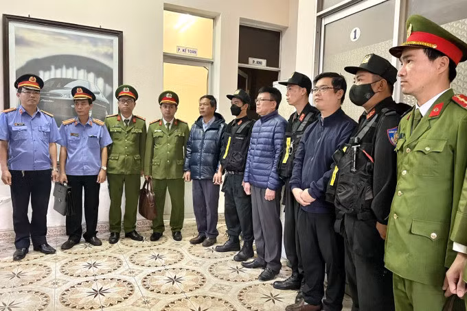 Công an đọc lệnh bắt ông Long cùng hai thành viên Trung tâm đăng kiểm xe cơ giới Thừa Thiên Huế. Ảnh: Trần Hồng