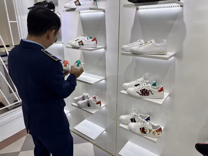 QLTT Đà Nẵng phát hiện hàng loạt cửa hàng bán "hàng nhái thương hiệu" cho du khách nước ngoài.