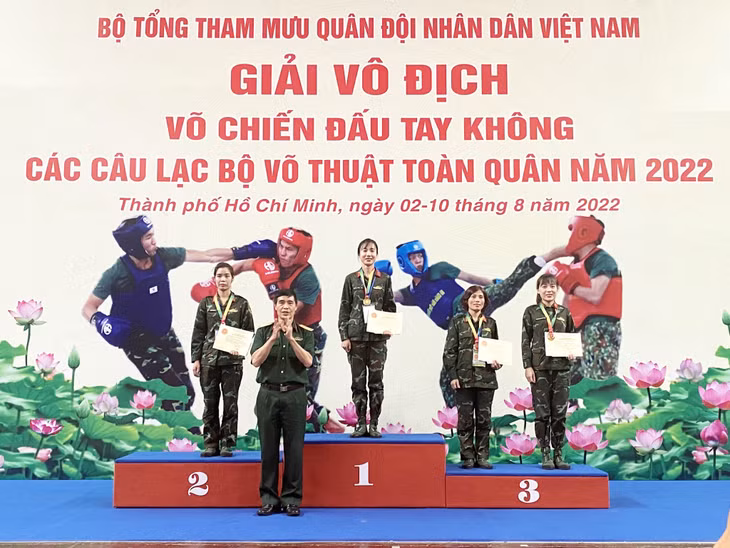 Trung úy CN Nguyễn Thanh Huyền, nhân viên Bảo mật, Phòng Tham mưu, Bộ CHQS tỉnh Quảng Ninh đoạt huy chương Đồng hạng cân 48-51kg, Giải vô địch Võ chiến đấu tay không các Câu lạc bộ Võ thuật toàn quân năm 2022 (bên phải ảnh).