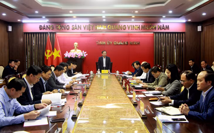 Đồng chí Nguyễn Xuân Ký, Ủy viên Trung ương Đảng, Bí thư Tỉnh ủy, Chủ tịch HĐND tỉnh chủ trì hội nghị giao ban Thường trực Tỉnh ủy.